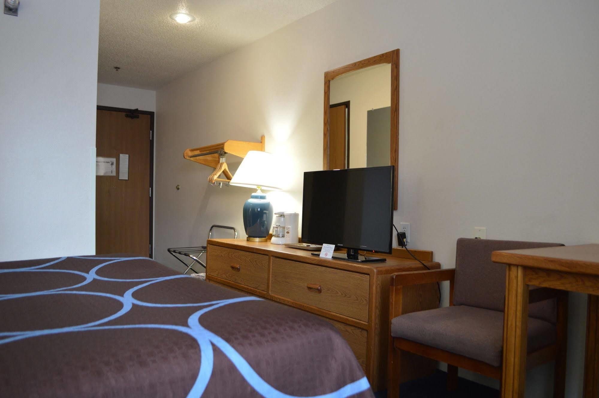 Super 8 By Wyndham Park Rapids Hotel Buitenkant foto