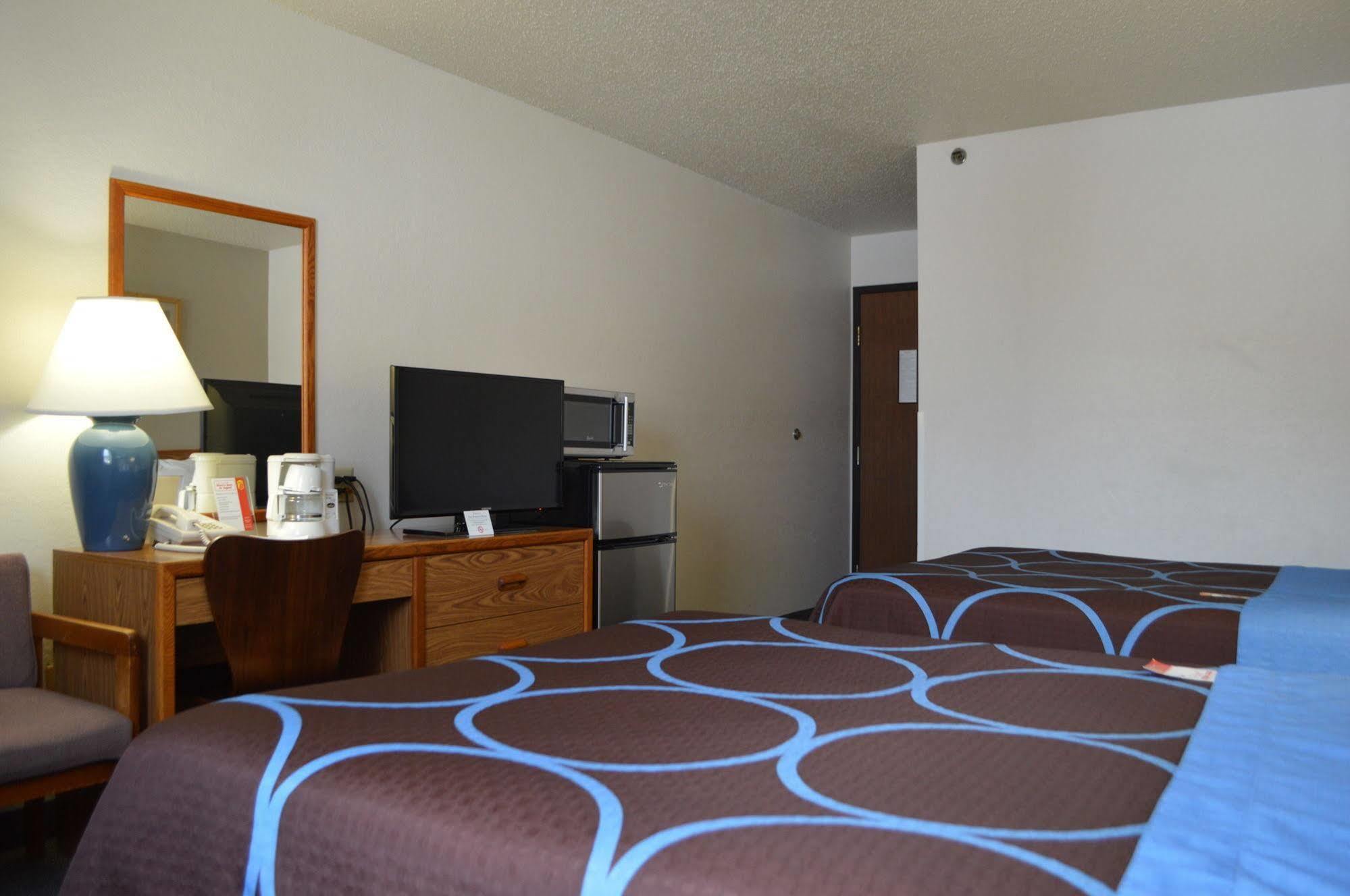 Super 8 By Wyndham Park Rapids Hotel Buitenkant foto